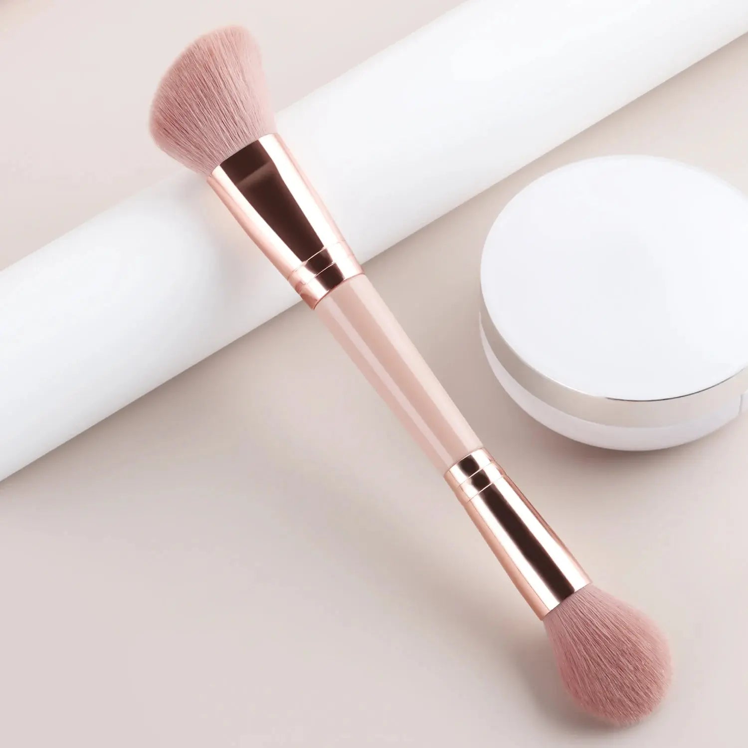 Single Dual-Ended Beauty Brush, Round Blending Brush + Angled Blush Brush Soft Bristle Makeup Tool High Class Cosmetics