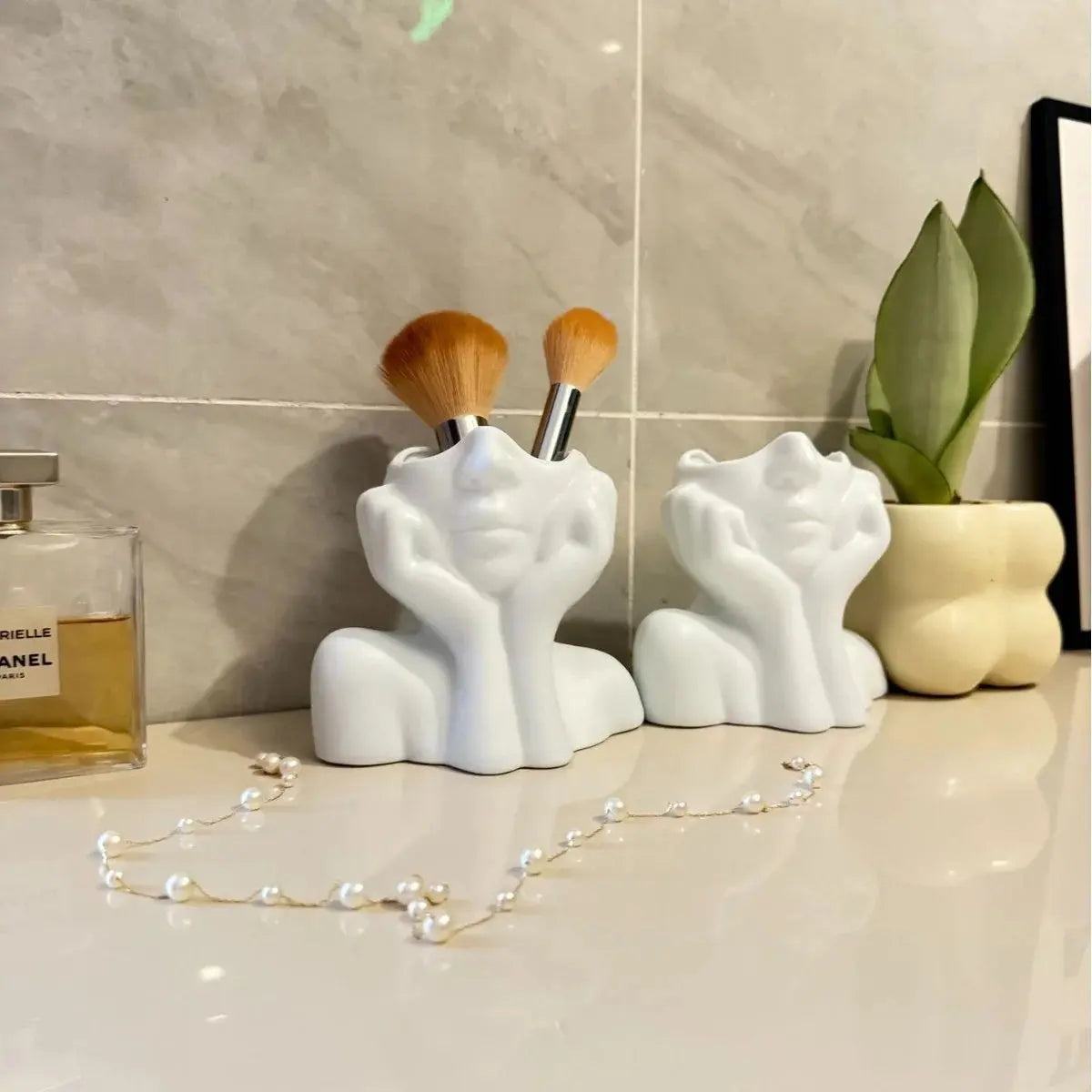 Makeup Brush Holder,Human Face Art Desktop Decoration,Vase,Compatible with Makeup,Eyebrow Pencils,Home Organizer,Plastic Material High Class Cosmetics